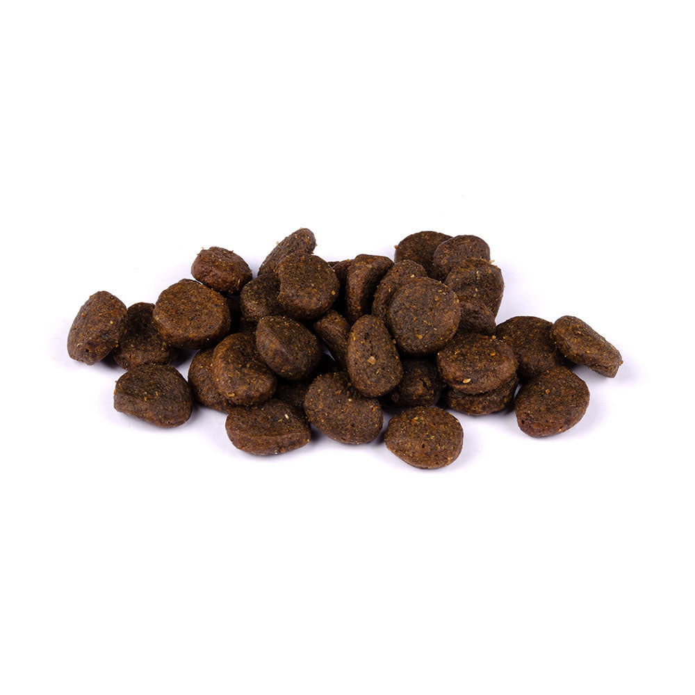 Bild von mehreren Kroketten des Produktes: Carnilove Premium Trockenfutter Fresh für adulte Hunde Chicken Rabbit Huhn Kaninchen