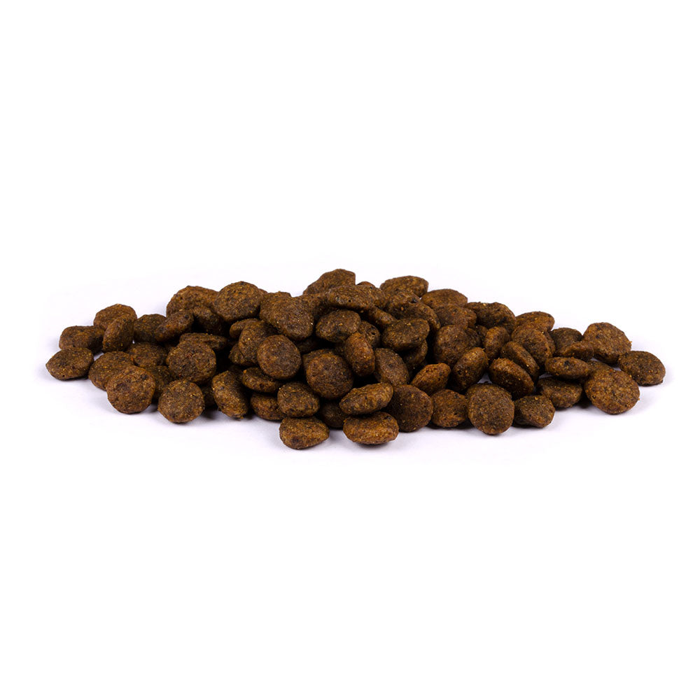 Bild von mehreren Kroketten des Produktes: Carnilove Premium Trockenfutter Fresh für sterilisierte oder kastrierte Katzen Carp Trout Sterilised Karpfen Forelle
