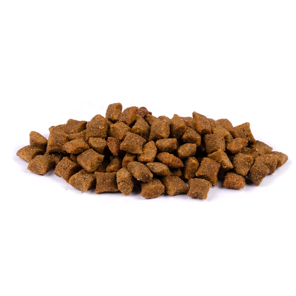 Bild von mehreren Kroketten des Produktes: Brit Care Cat Premium Trockenfutter für ältere Katzen Senior Weight Control Gewichtskontrolle - Fresh Chicken Frisches Huhn