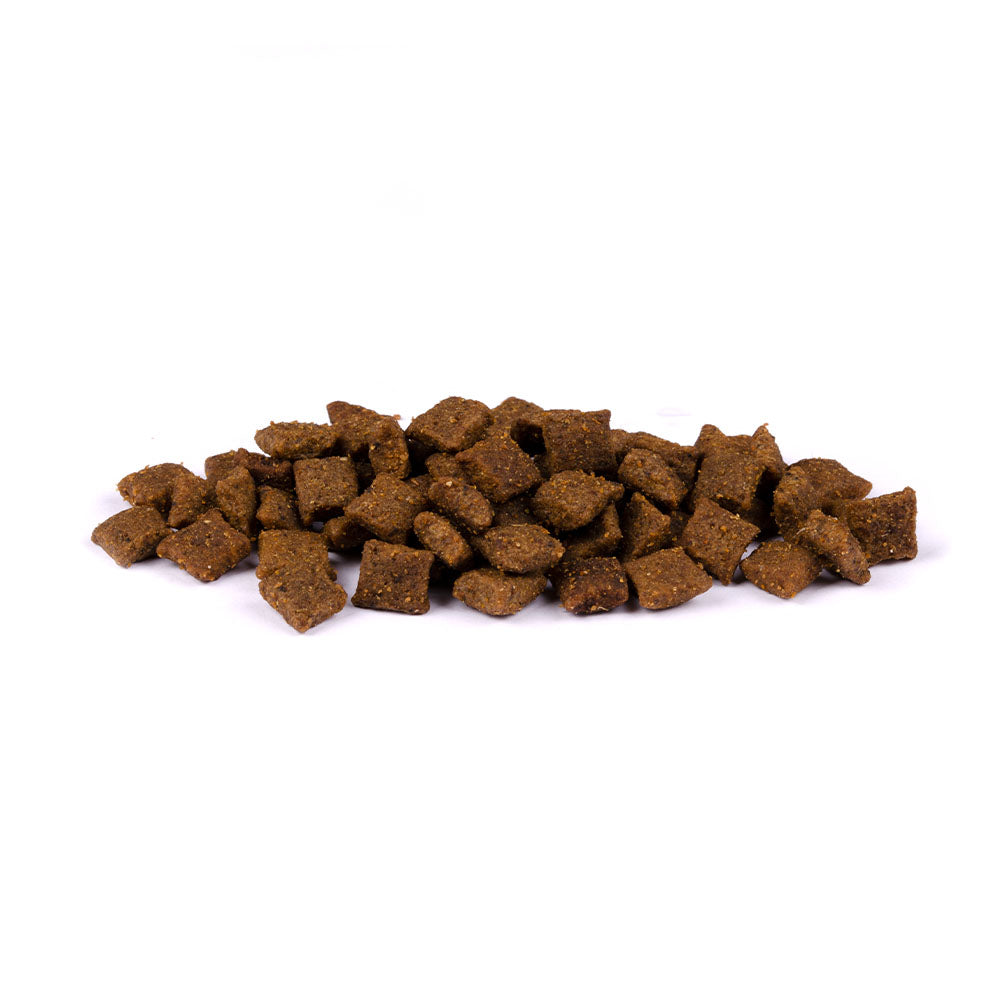 Bild von mehreren Kroketten des Produktes: Carnilove Premium Trockenfutter für sterilisierte oder kastrierte Katzen Lamb Wildboar Sterilised Lamm Wildschwein